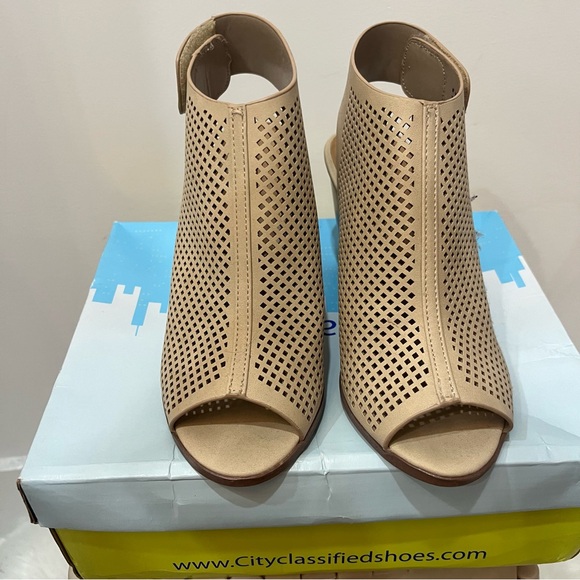 CITYCLASSIFIED Roadway Peep Toe Perforated Slingback Chunky Heel Sandals 6.5 - Picture 2 of 7